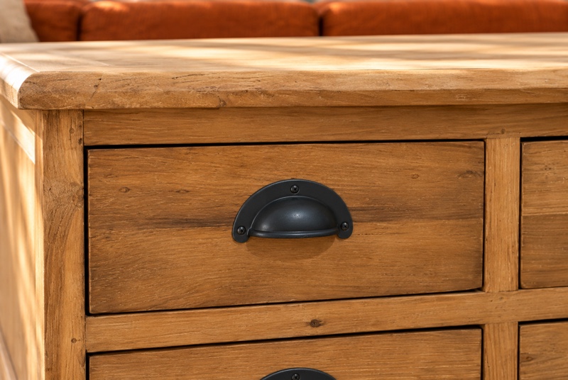 百年柚木 12 抽茶几抽屜特寫：黑色杯型拉手與抽屜面木紋